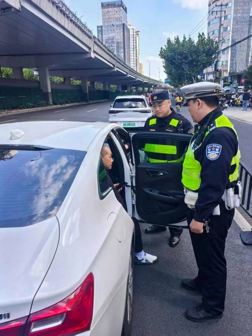 美团打车需要网约车资格证吗_上海网约车非法客运整治_美团打车首张罚单