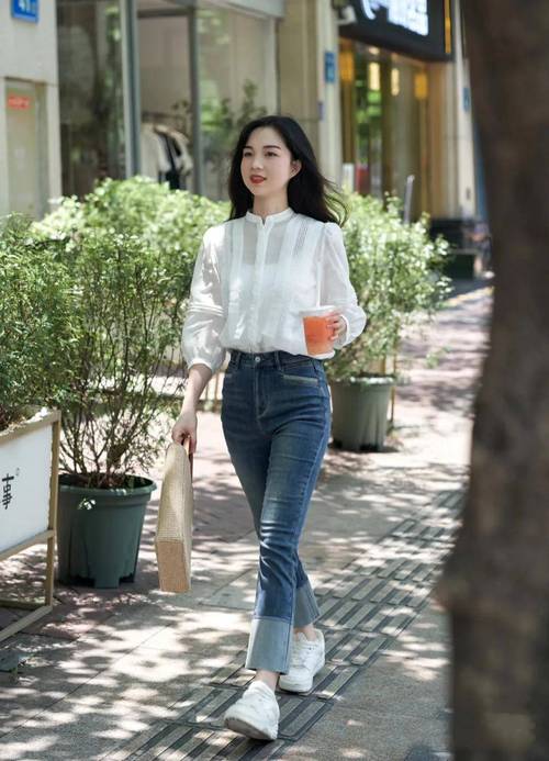 修身牛仔裤搭配上衣怎么搭好看_修身打底衫的搭配_女士修身牛仔裤搭配上衣