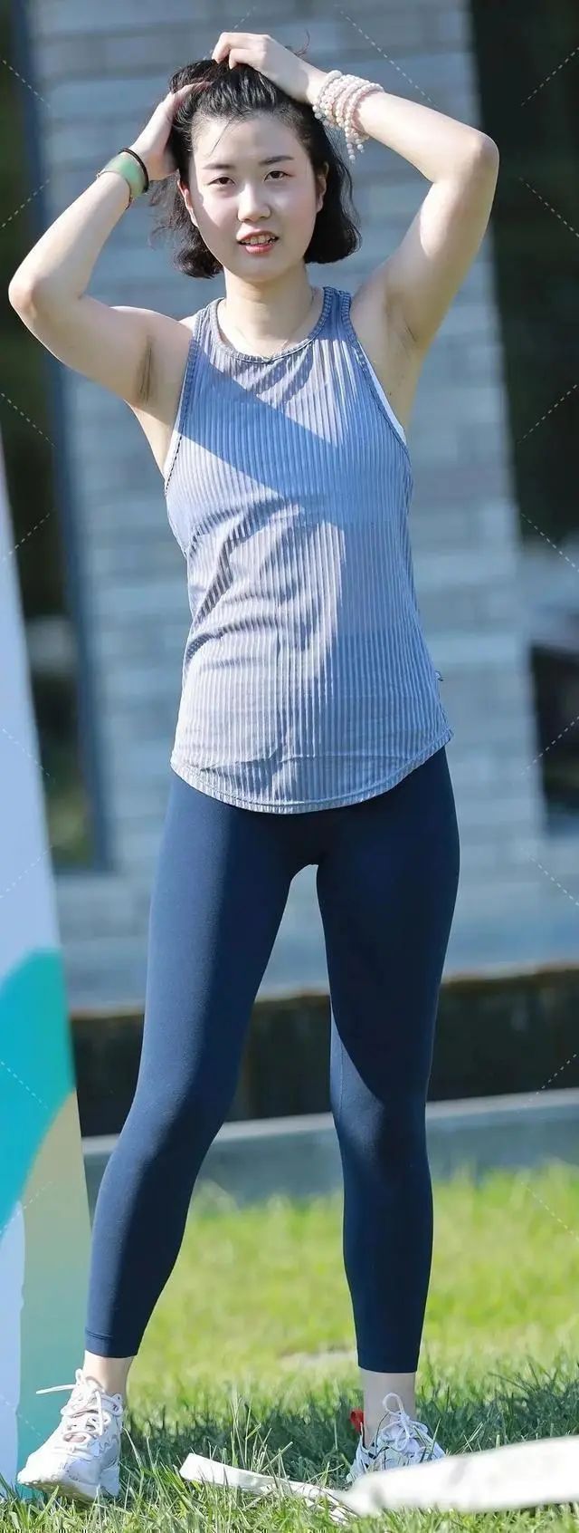 修身打底衫的搭配_打底裤搭配显瘦颜色_约会必备打底裤穿搭技巧