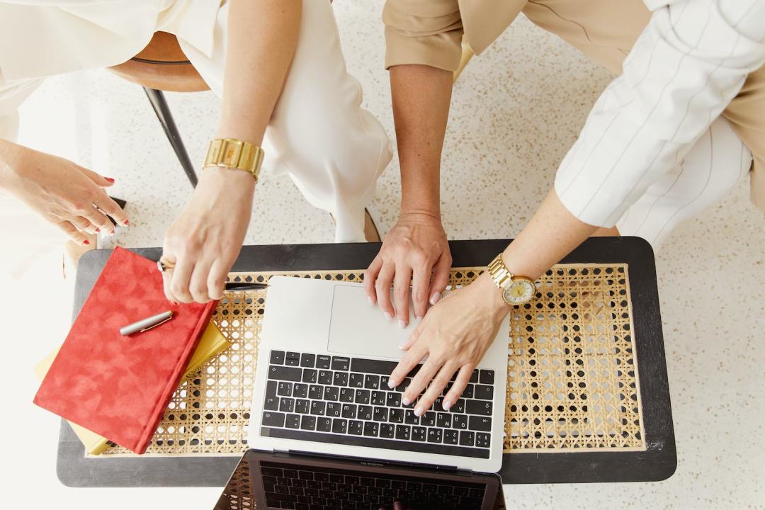 基于时间序列分析的股票价格趋势预测研究_定性预测方法_德尔菲专家法应用