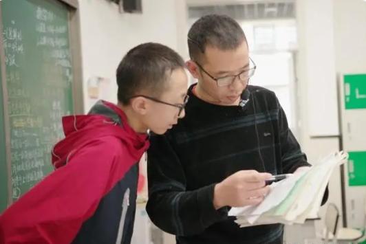 一般中职老师工资_教师薪资差距_小学大学教师工资对比