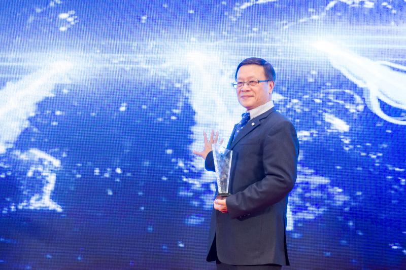 旺旺集团市场营销长黄永松品牌之星奖杯_旺旺集团连续三年消费者最喜爱食品品牌_旺旺食品中国总部