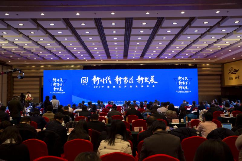 旺旺集团市场营销长黄永松品牌之星奖杯_旺旺食品中国总部_旺旺集团连续三年消费者最喜爱食品品牌