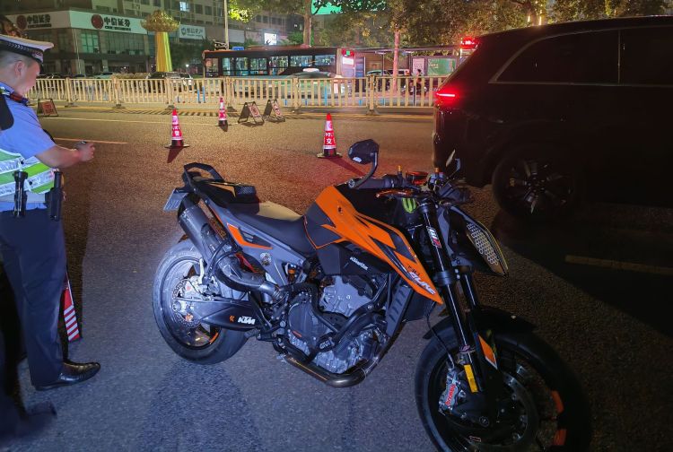 炸街排气声音违法_改装车辆查扣案例_豪车大套车交警能查出来吗